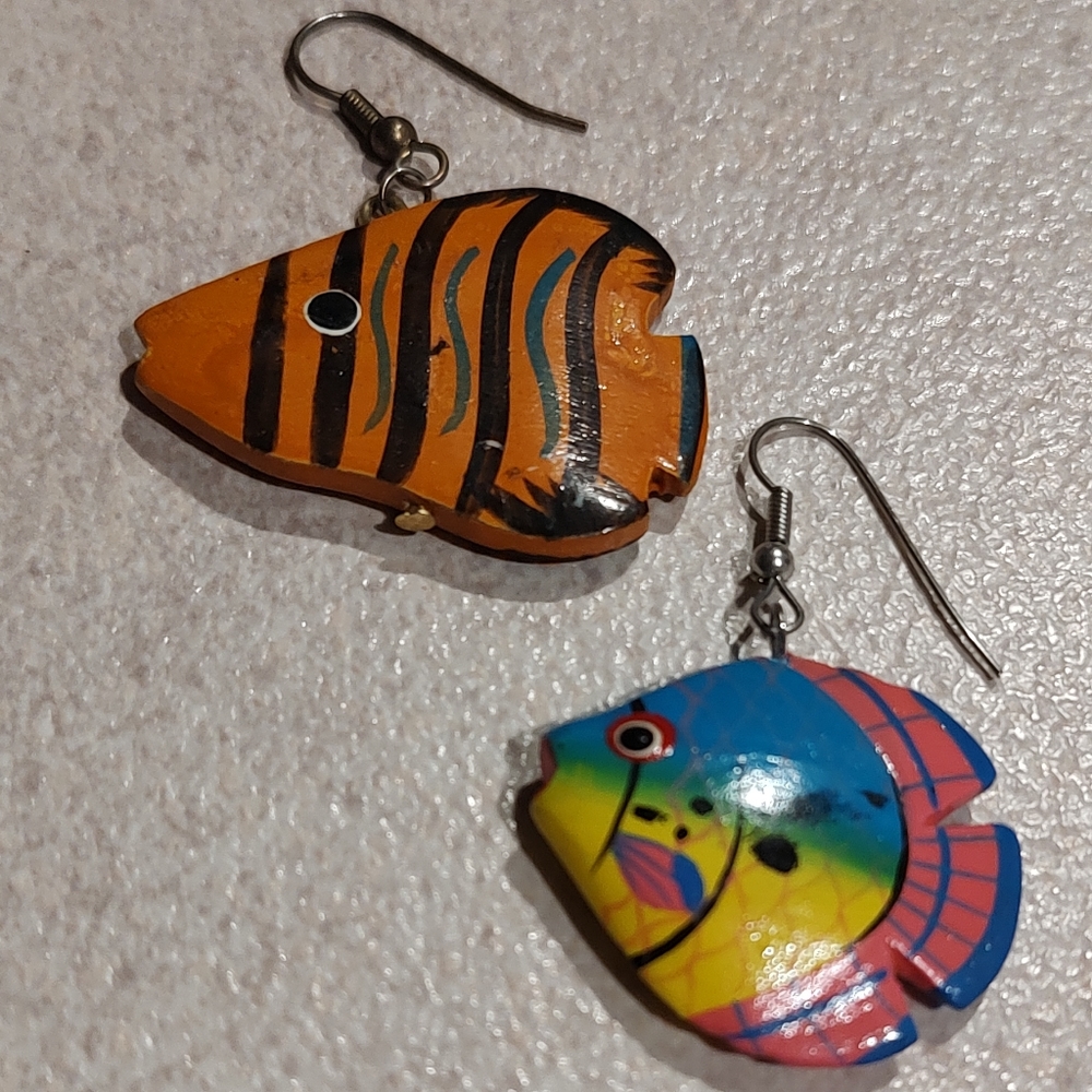Vintage1980s Wooden Fish Dangling Earrings Whimsical ocean wired pierced ear